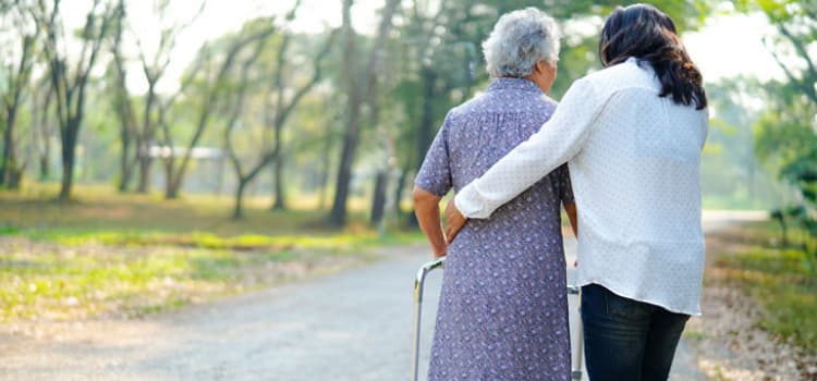 Cómo ayudar en el cuidado de tus familiares mayores en el hogar